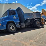 Rodas do lado direito do veículo afundaram no asfalto | Foto: Reprodução