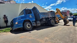 Rodas do lado direito do veículo afundaram no asfalto | Foto: Reprodução