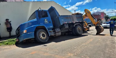 Rodas do lado direito do veículo afundaram no asfalto | Foto: Reprodução