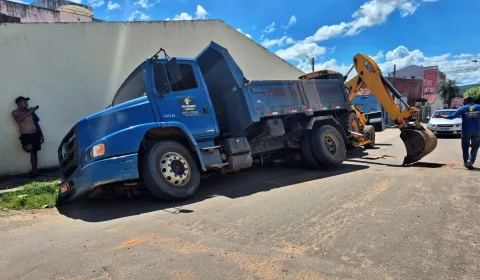 Rodas do lado direito do veículo afundaram no asfalto | Foto: Reprodução