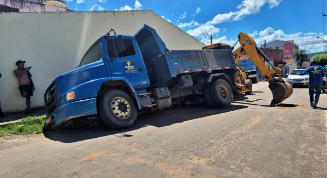 Rodas do lado direito do veículo afundaram no asfalto | Foto: Reprodução