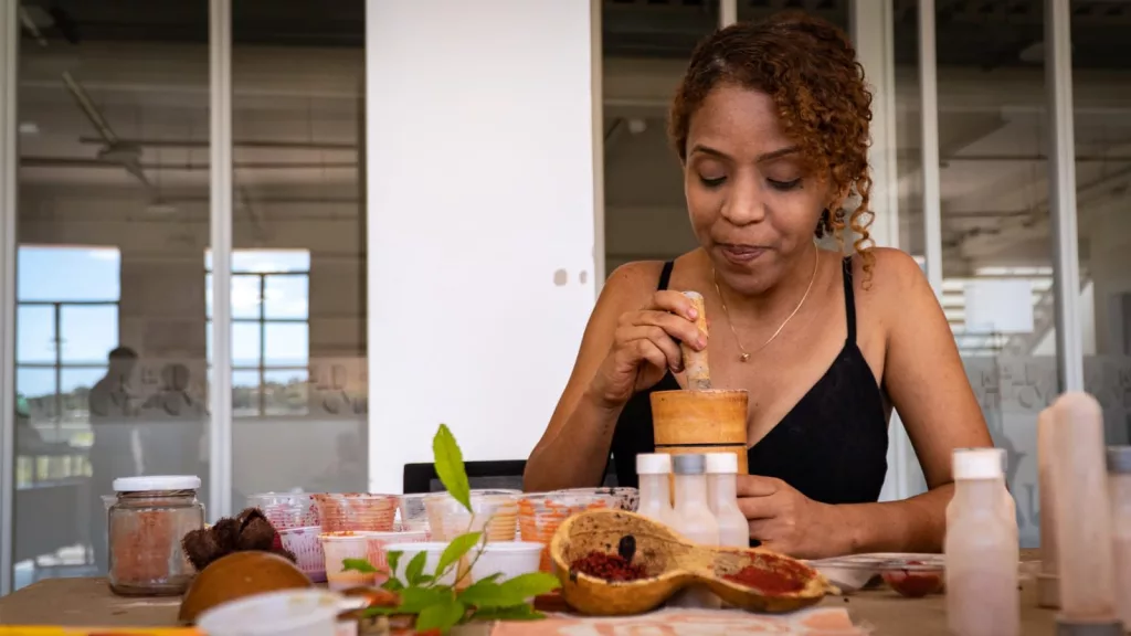 Pessoa durante oficina em residência artística