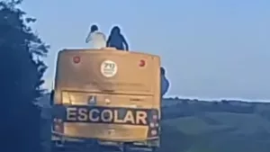 A cena foi filmada por uma mulher que estava em um carro que seguia logo atrás do ônibus em Saboeiro | Foto: Reprodução