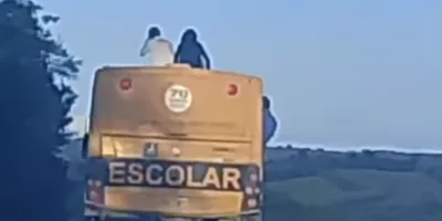 A cena foi filmada por uma mulher que estava em um carro que seguia logo atrás do ônibus em Saboeiro | Foto: Reprodução