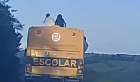 A cena foi filmada por uma mulher que estava em um carro que seguia logo atrás do ônibus em Saboeiro | Foto: Reprodução