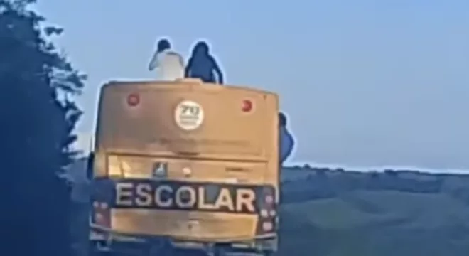 A cena foi filmada por uma mulher que estava em um carro que seguia logo atrás do ônibus em Saboeiro | Foto: Reprodução