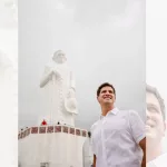 joão campos com a estátua de padre cicero ao fundo