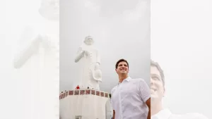 joão campos com a estátua de padre cicero ao fundo