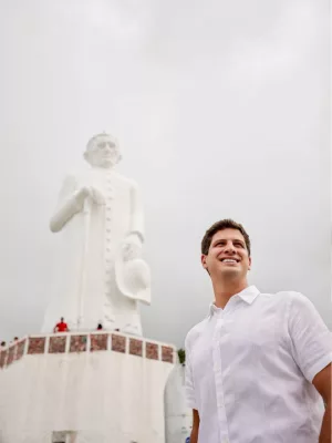 joão campos com a estátua de padre cicero ao fundo