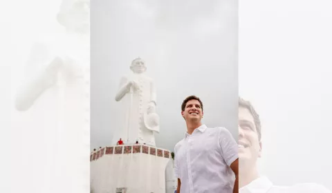 joão campos com a estátua de padre cicero ao fundo
