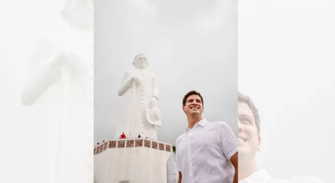 joão campos com a estátua de padre cicero ao fundo