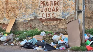 Ponto de descarte irregular de resíduos no bairro Antônio Vieira, em Juazeiro do Norte