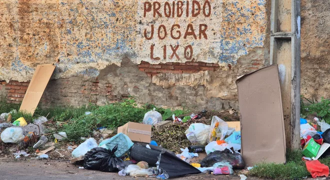 Ponto de descarte irregular de resíduos no bairro Antônio Vieira, em Juazeiro do Norte
