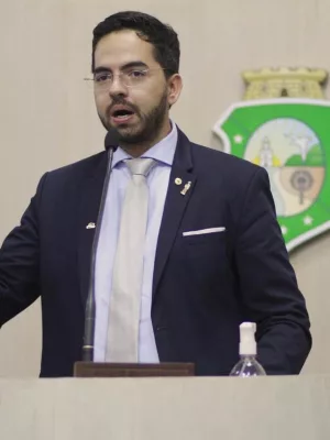 Davi de Raimundão em plenário na Alece