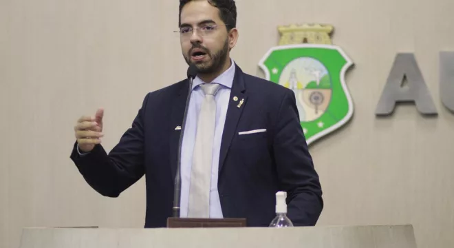 Davi de Raimundão em plenário na Alece