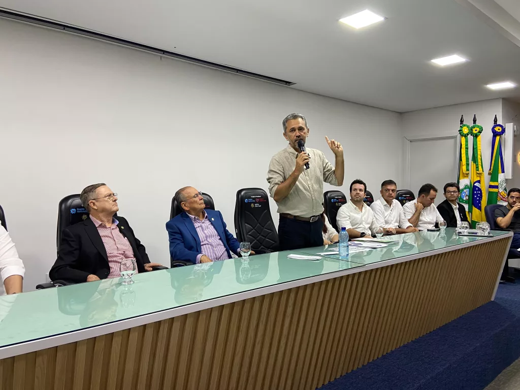 Coletiva de imprensa com elmano sobre edital de cirugias eletivas no Cariri