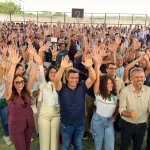 Prefeito de Potengi e Governador do Ceará Elmano de Freitas em evento de entrega de tablets e areninha.