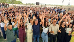 Prefeito de Potengi e Governador do Ceará Elmano de Freitas em evento de entrega de tablets e areninha.