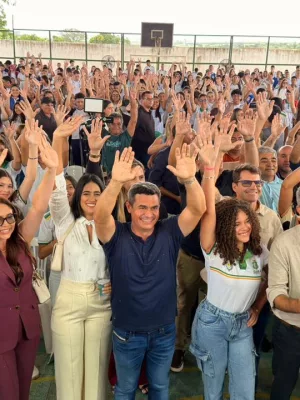 Prefeito de Potengi e Governador do Ceará Elmano de Freitas em evento de entrega de tablets e areninha.