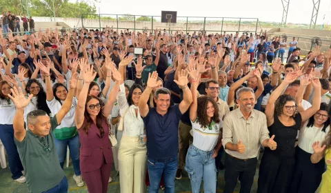 Prefeito de Potengi e Governador do Ceará Elmano de Freitas em evento de entrega de tablets e areninha.