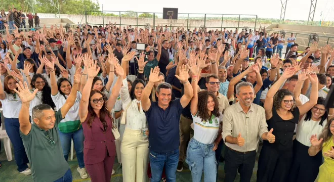Prefeito de Potengi e Governador do Ceará Elmano de Freitas em evento de entrega de tablets e areninha.