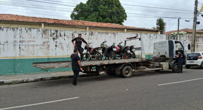 agentes do demutran de juazeiro do norte durante blitz
