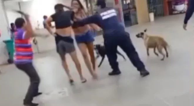 O caso ganhou repercussão após um vídeo que mostra os policiais intervindo numa briga entre um homem e uma mulher com o uso de golpes de cassetete.