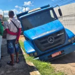 rodas do lado direito do veículo afundadas no asfalto, que cedeu sob o peso do caminhão
