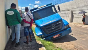 rodas do lado direito do veículo afundadas no asfalto, que cedeu sob o peso do caminhão