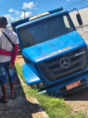 rodas do lado direito do veículo afundadas no asfalto, que cedeu sob o peso do caminhão