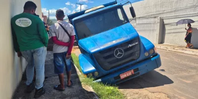 rodas do lado direito do veículo afundadas no asfalto, que cedeu sob o peso do caminhão
