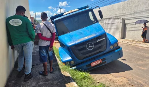 rodas do lado direito do veículo afundadas no asfalto, que cedeu sob o peso do caminhão