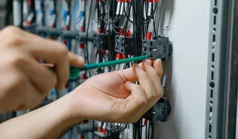 Curso de técnicas básicas de instalações elétricas está entre os ofertados
