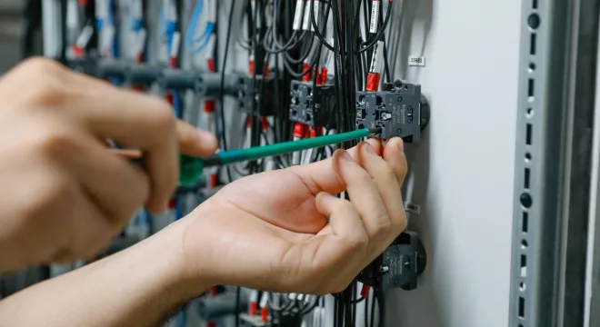Curso de técnicas básicas de instalações elétricas está entre os ofertados
