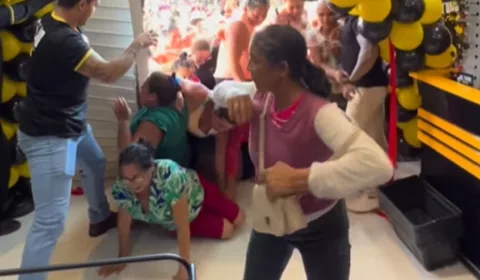 Durante a confusão, pelo menos quatro pessoas caíram e quase foram pisoteadas na loja localizada no Centro de Farias Brito.