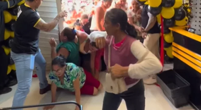 Durante a confusão, pelo menos quatro pessoas caíram e quase foram pisoteadas na loja localizada no Centro de Farias Brito.
