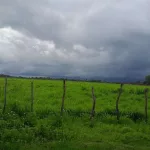 imagem mostra o céu nublado com tempo de chuva