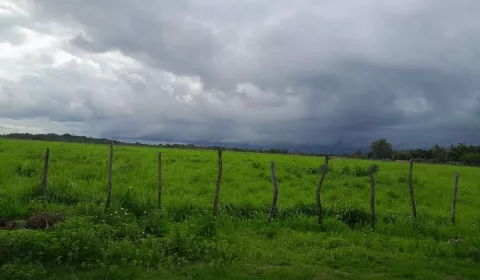 imagem mostra o céu nublado com tempo de chuva