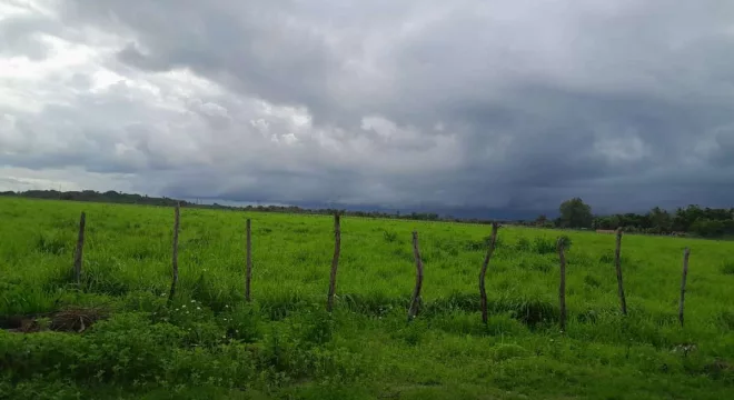 imagem mostra o céu nublado com tempo de chuva