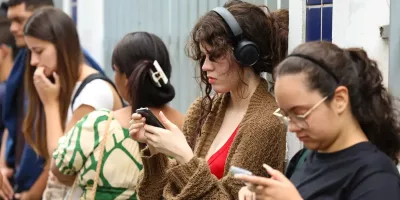 Estudantes aguardando para realização do Enem