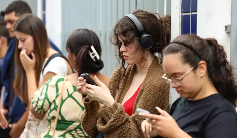 Estudantes aguardando para realização do Enem