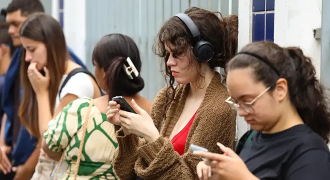 Estudantes aguardando para realização do Enem